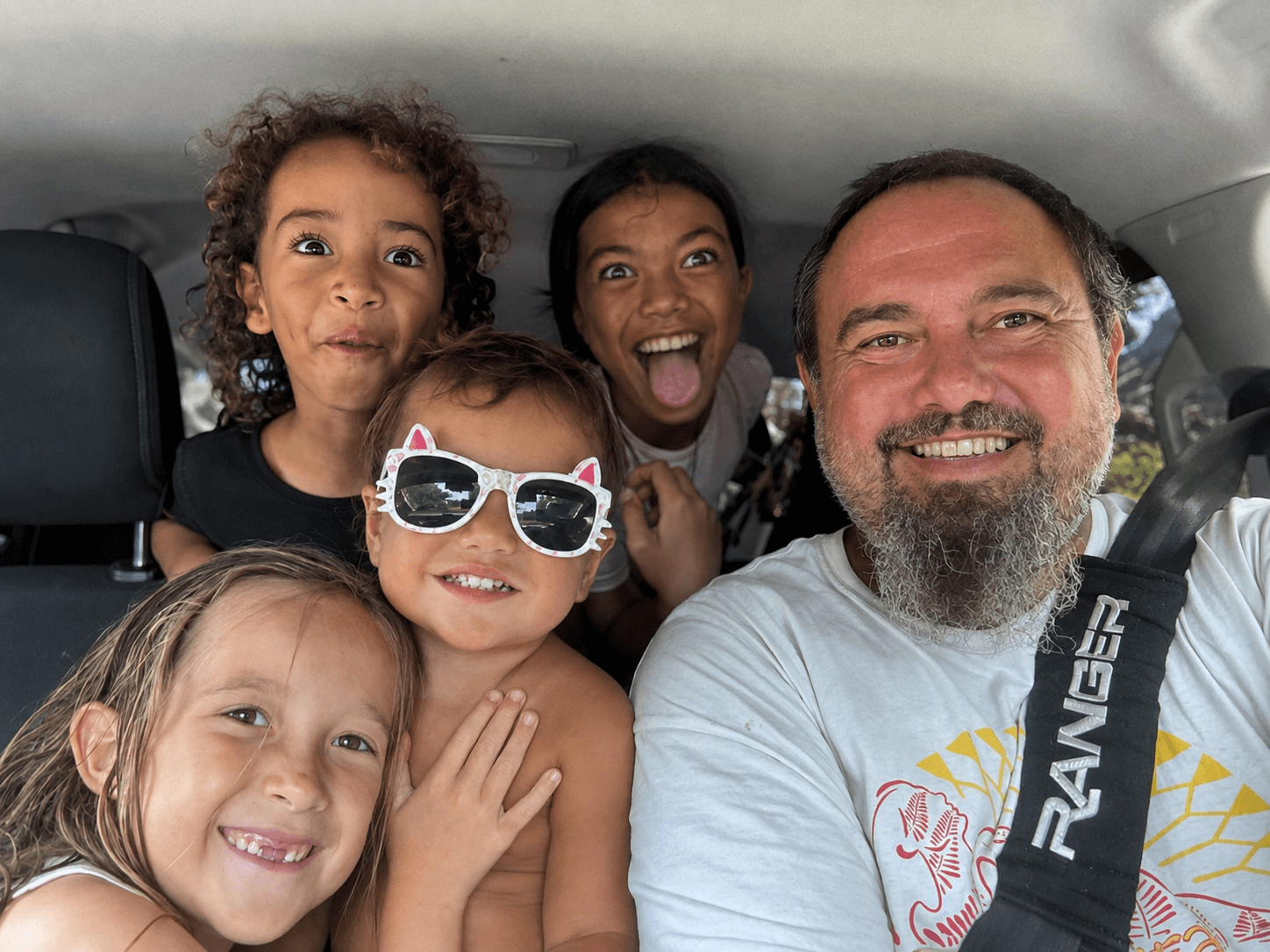 La famille de Meri Lodge réunie dans une voiture